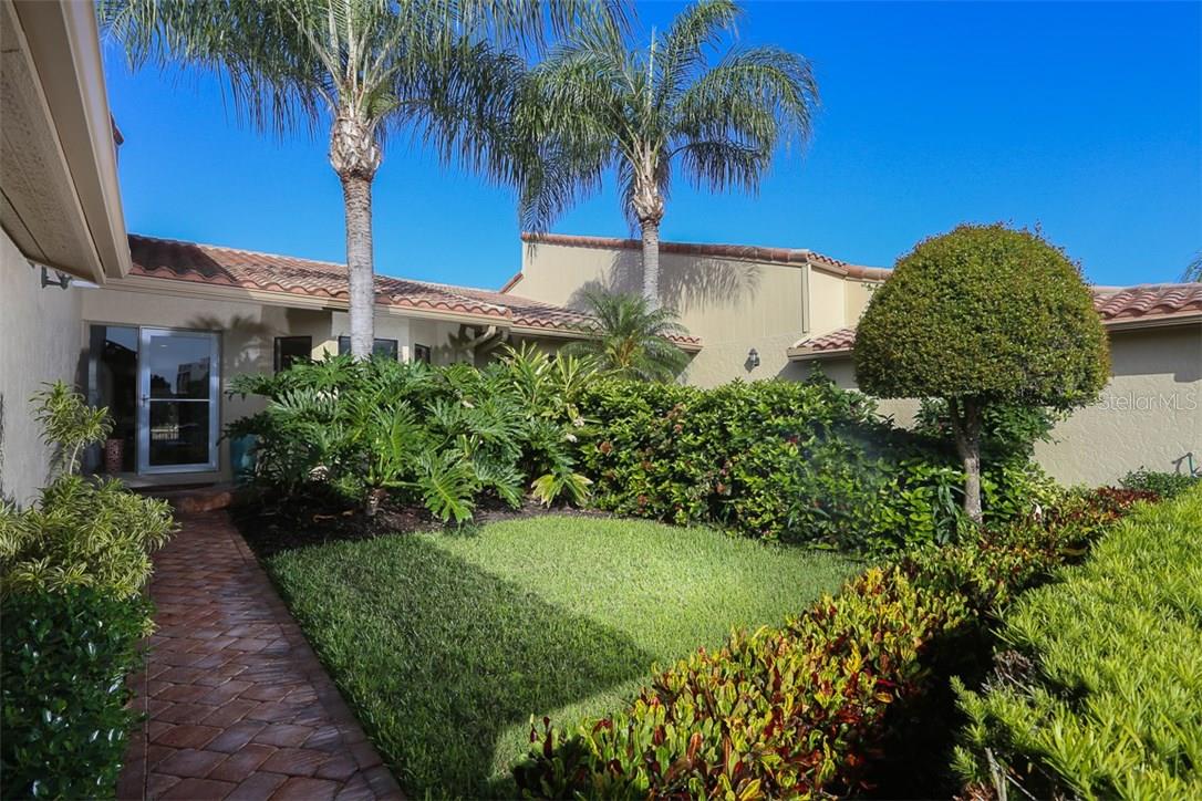 2319 HARBOUR OAKS DR - Photo 1