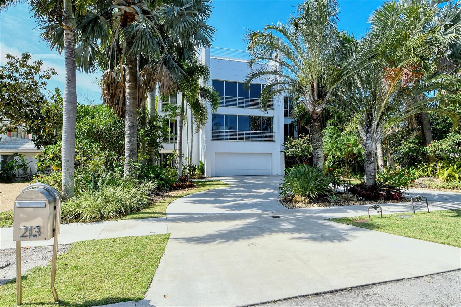 213 N WASHINGTON DR - Photo 1