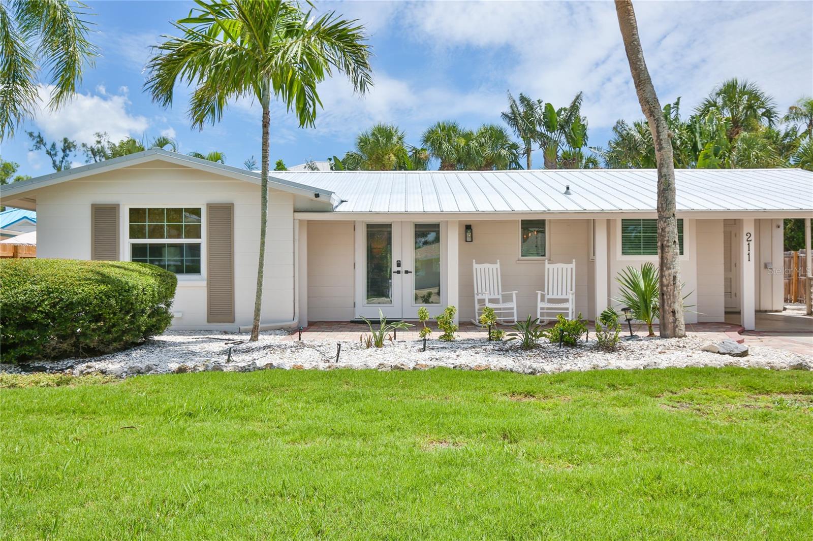 211 ISLAND CIR - Photo 1