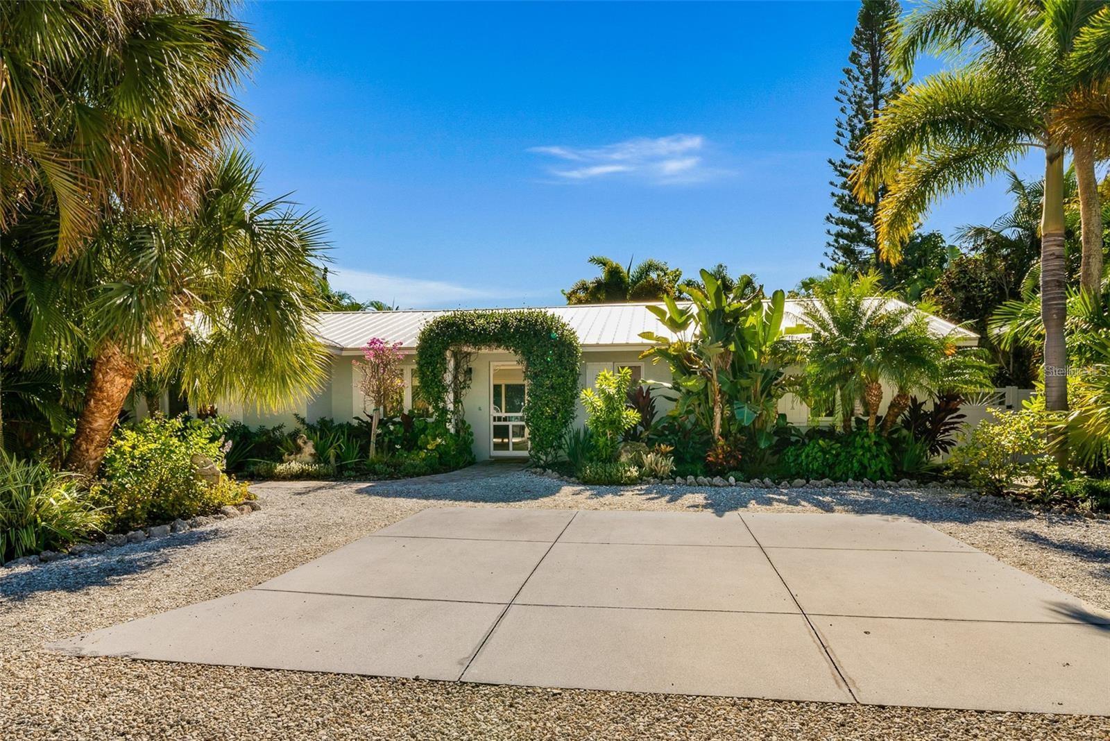 207 PEACOCK LN - Photo 1