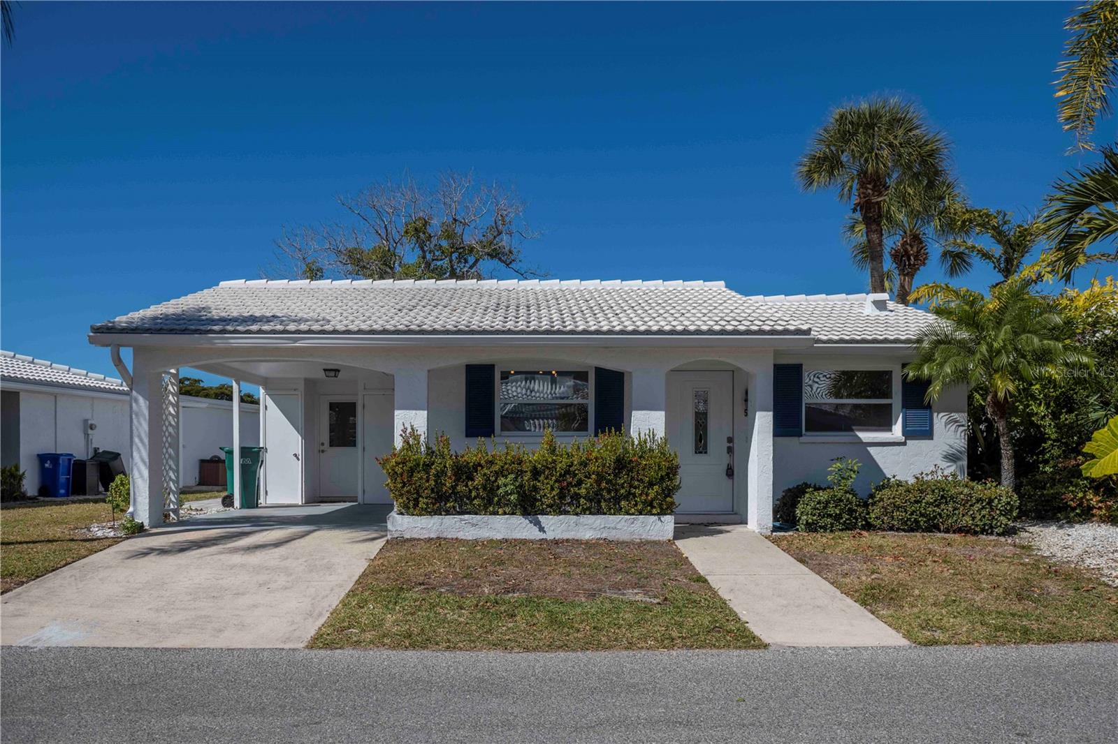 563 SPANISH DR S - Photo 1
