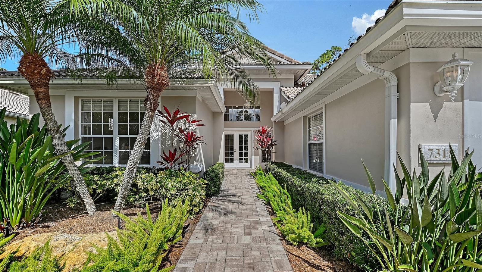 7318 WINDEMERE LN - Photo 1