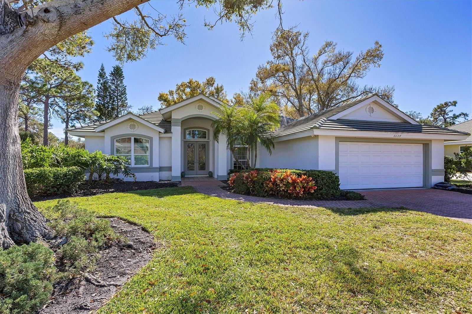8684 WOODBRIAR DR - Photo 1