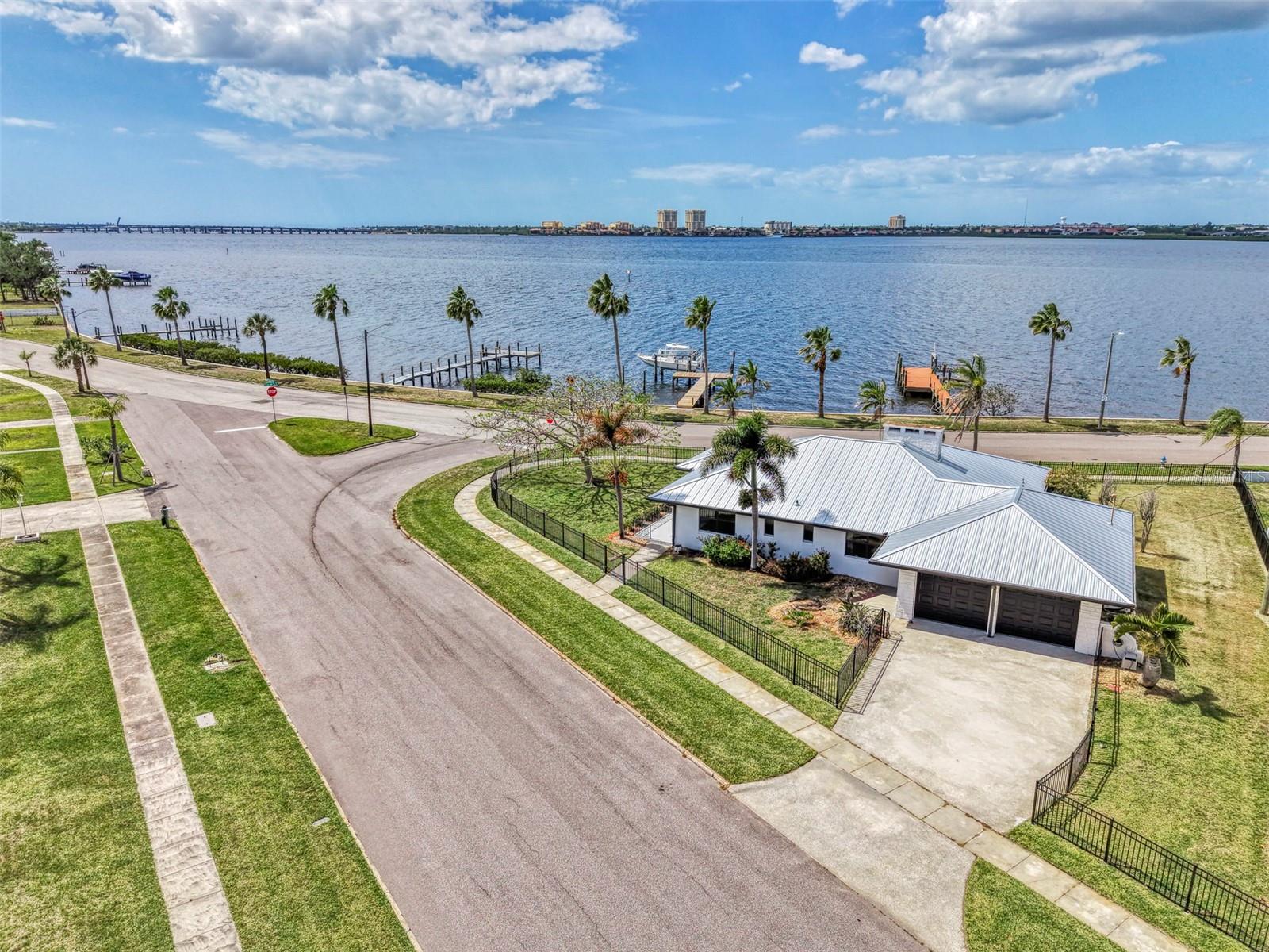 1822 RIVERSIDE DR E - Photo 1