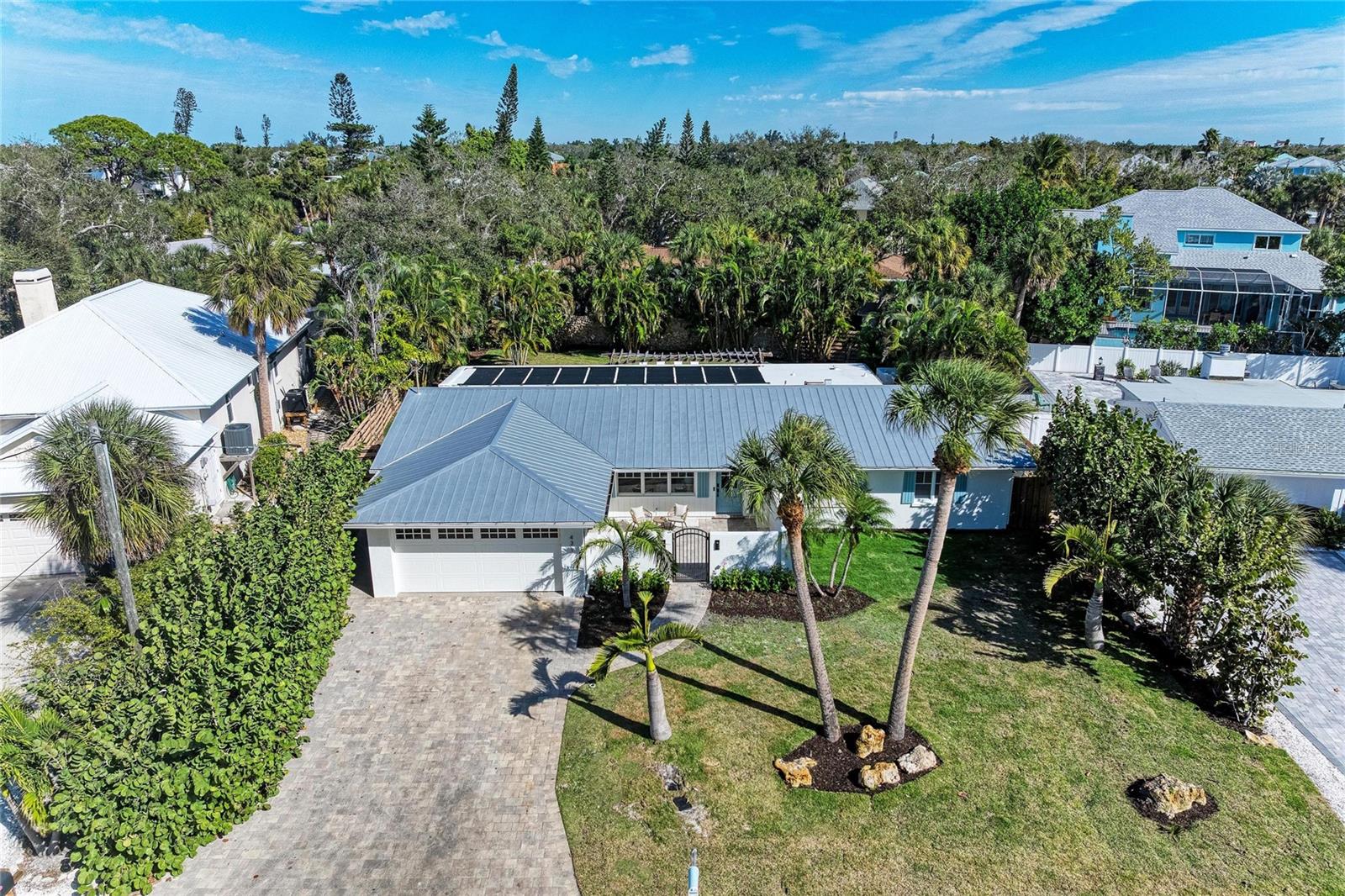 431 ISLAND CIR - Photo 1