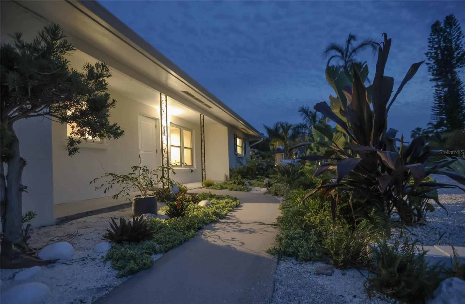 2513 CROTON AVE - Photo 1