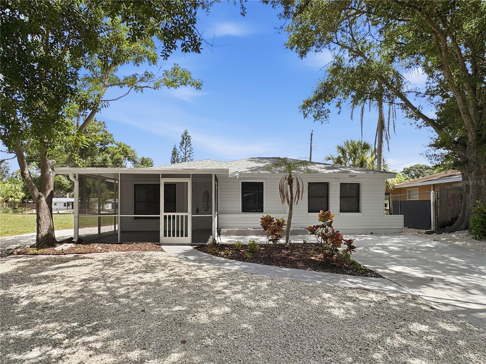 2847 OAK ST - Photo 1