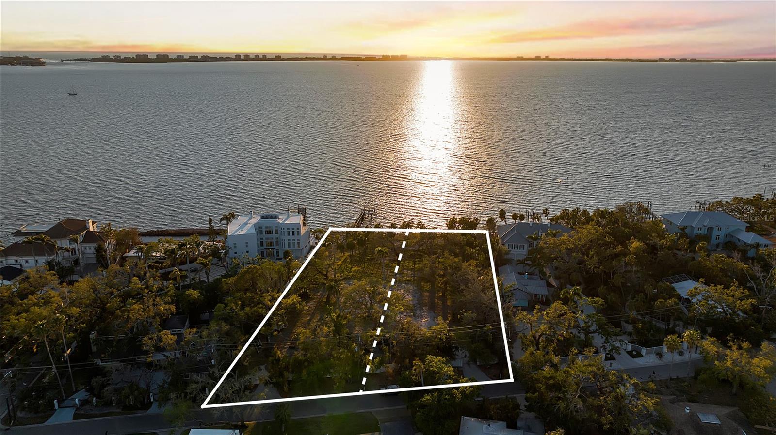 2046 ALAMEDA AVE - Photo 1
