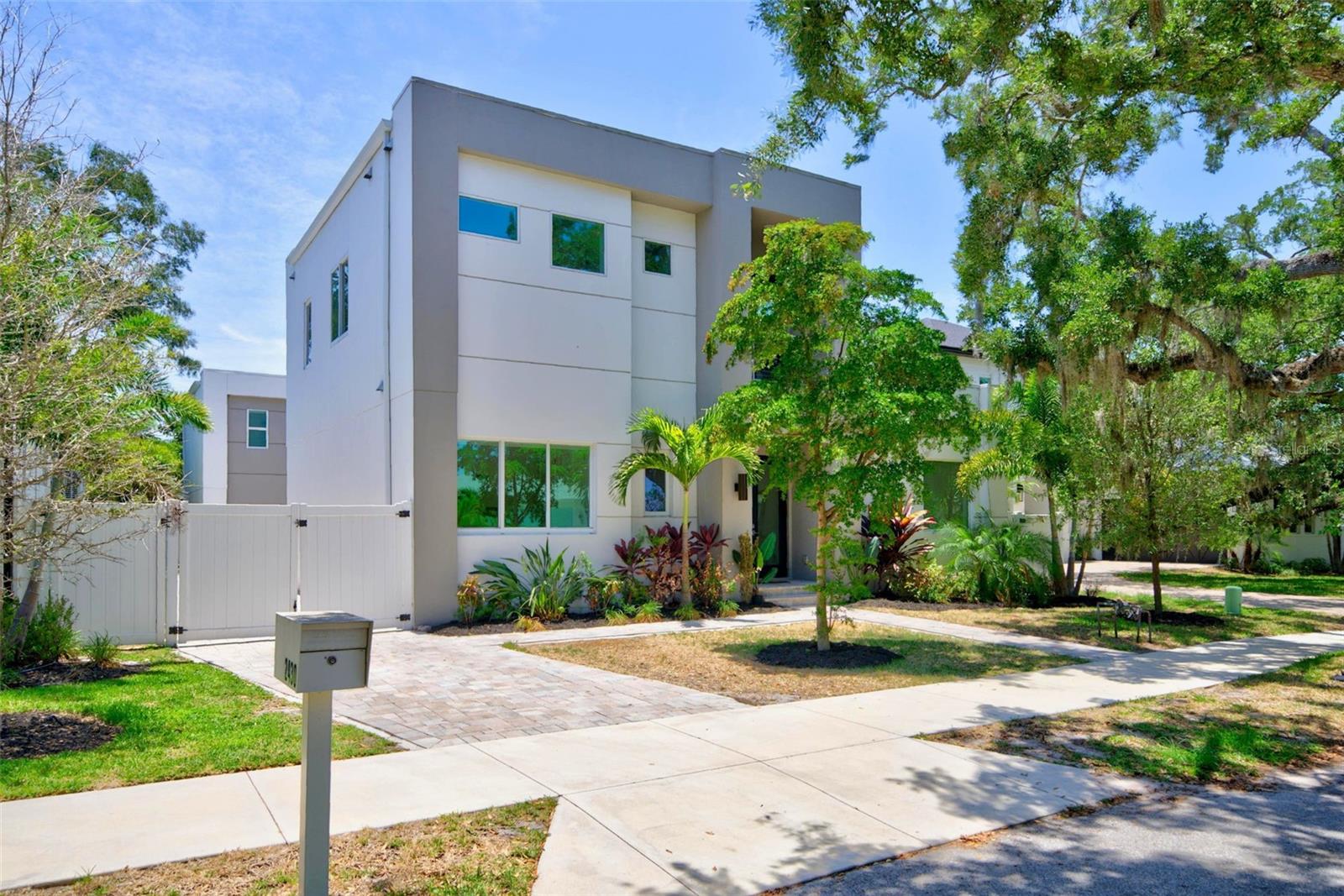 2430 FLOYD ST - Photo 1