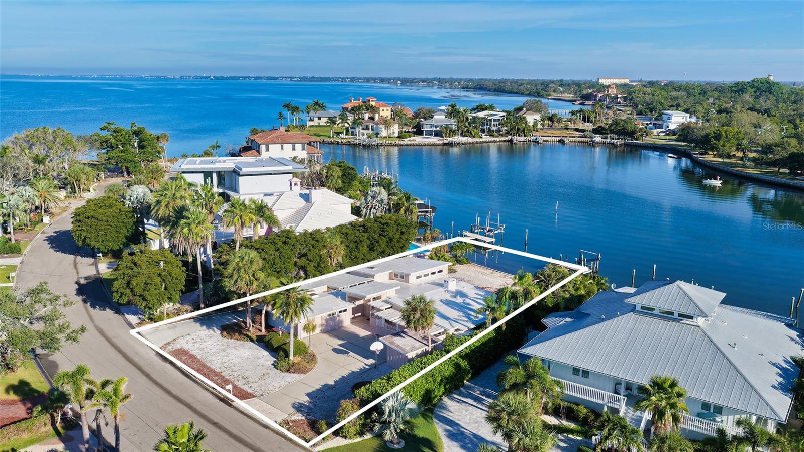 355 S SHORE DR - Photo 1