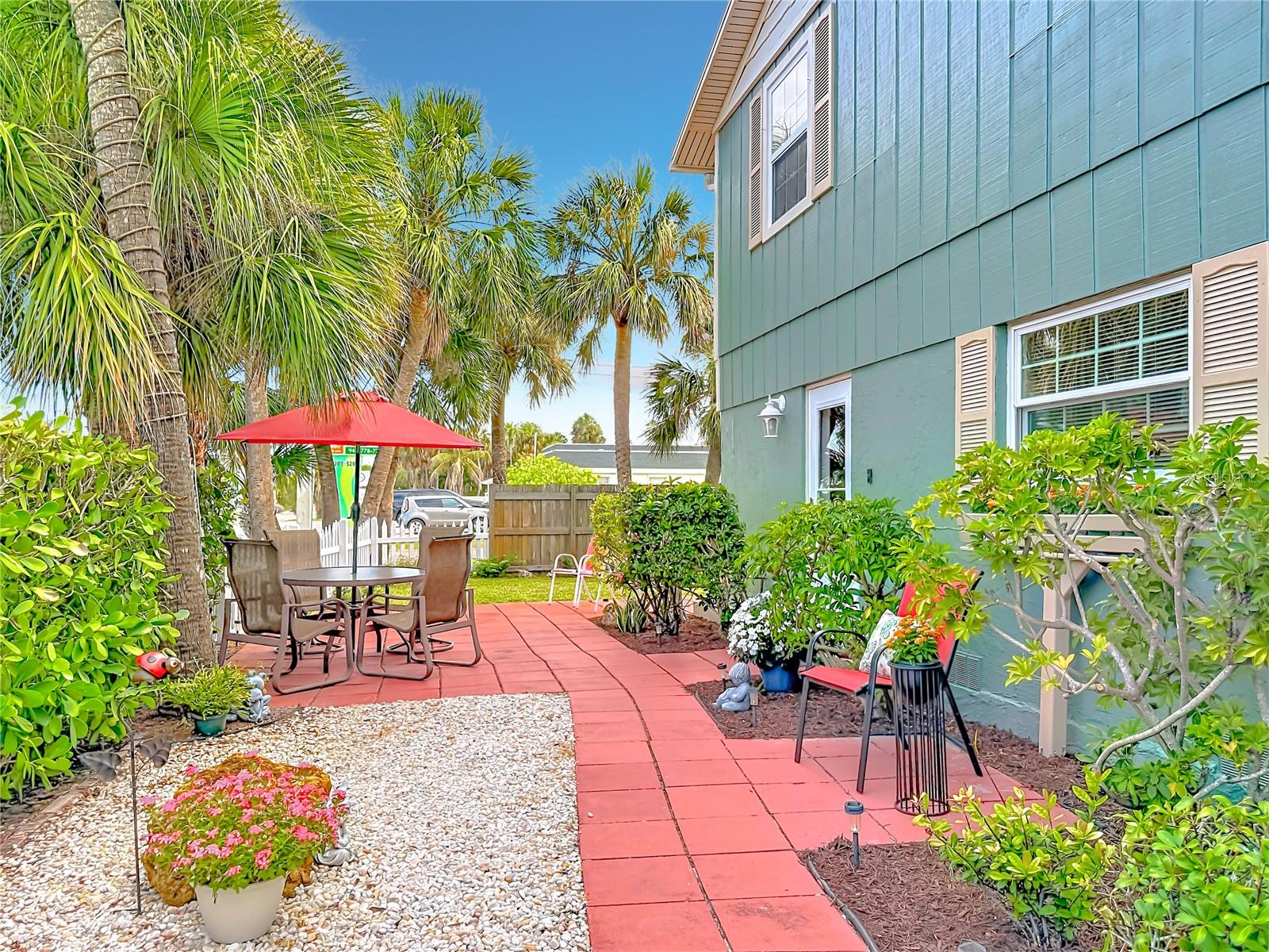 202 PEACOCK LN #A - Photo 1