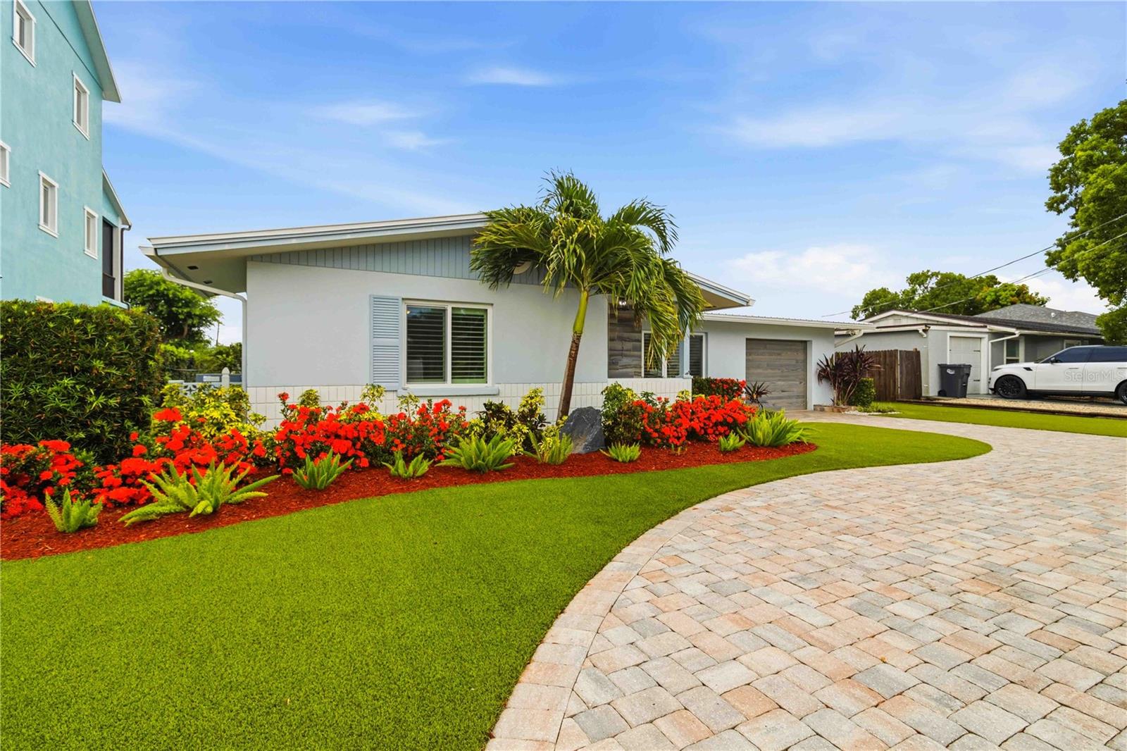 720 IXORA AVE - Photo 1
