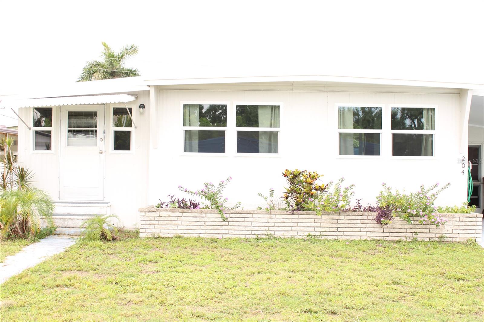 204 50TH AVENUE DR W - Photo 1
