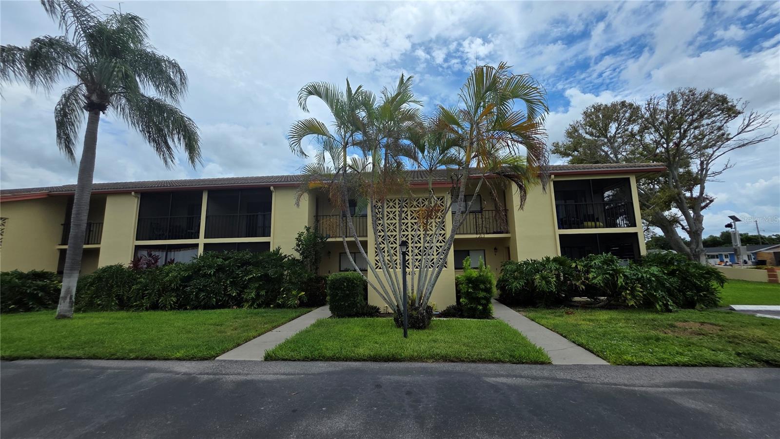 2415 BAYSHORE GARDENS PKWY #7 - Photo 1
