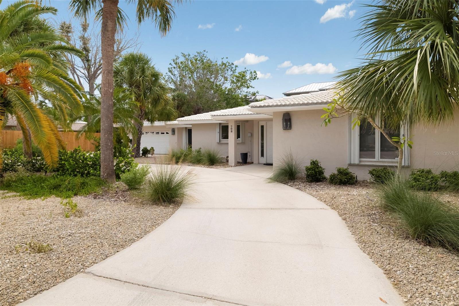 708 GARFIELD DR - Photo 1