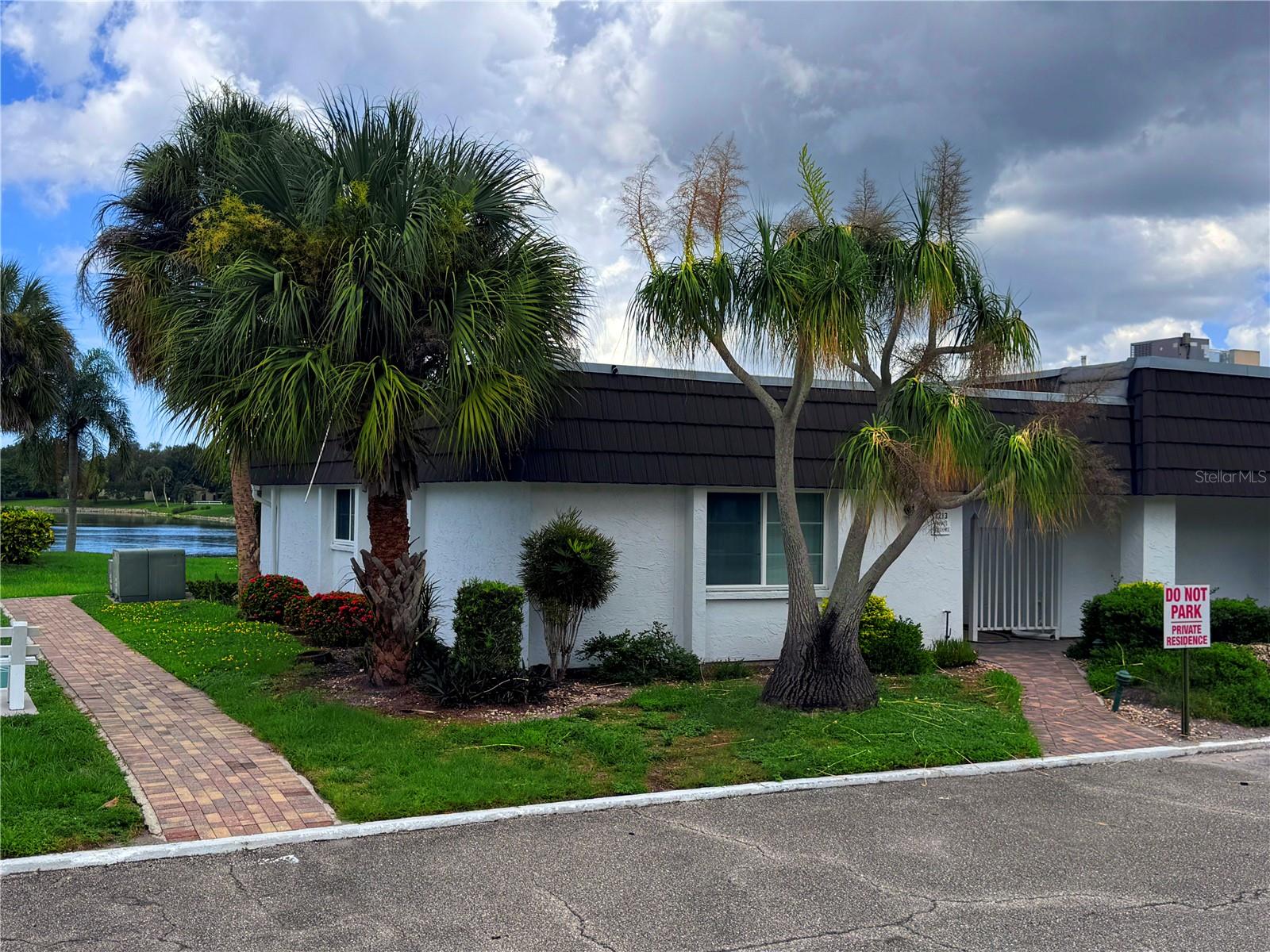 1213 GLEN OAKS DR E - Photo 1