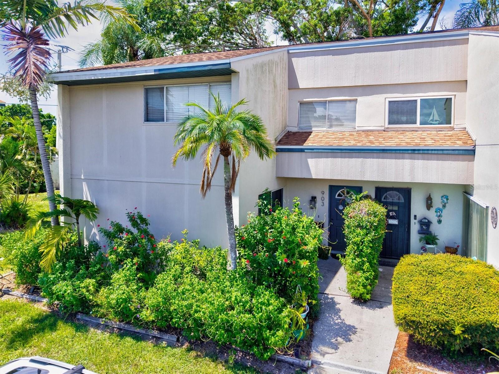 903 BYRON LN - Photo 1