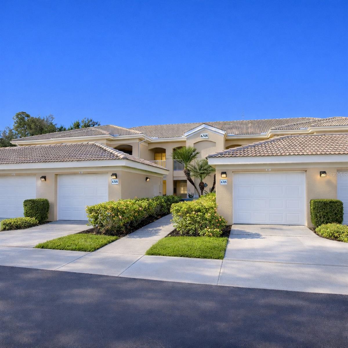 6318 GRAND OAK CIR #201 - Photo 1