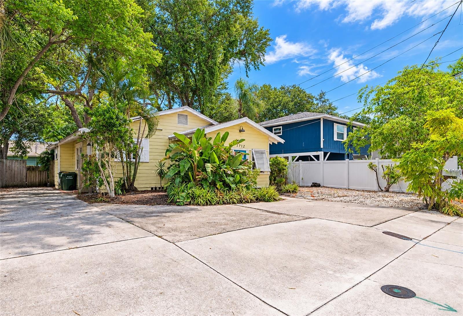 1712 SIESTA DR - Photo 1
