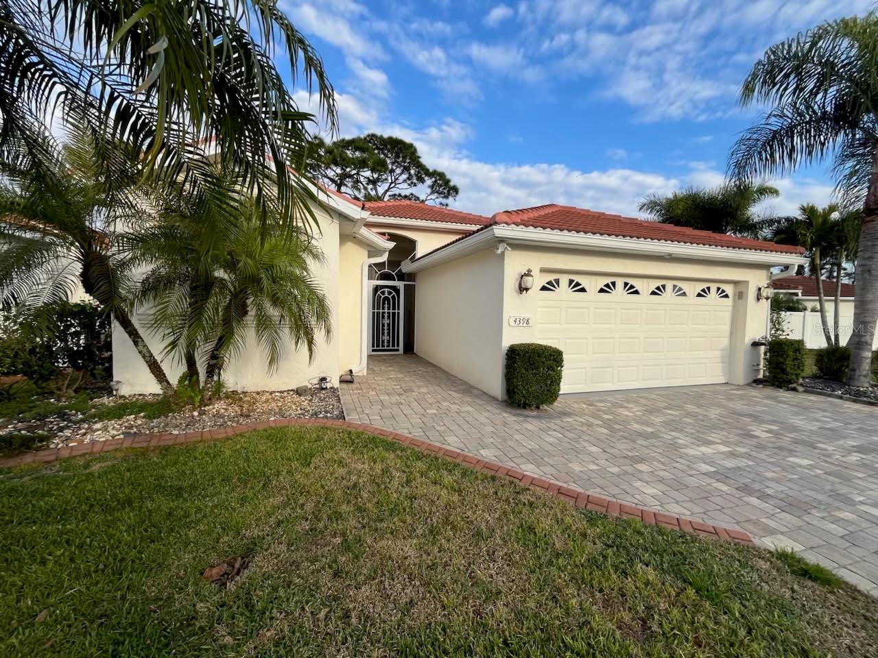 4398 SUMMERTREE RD - Photo 1