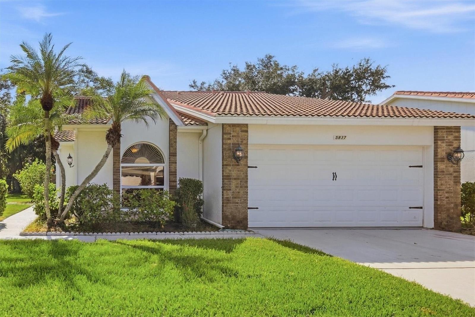 5837 GARDEN LAKES DR - Photo 1