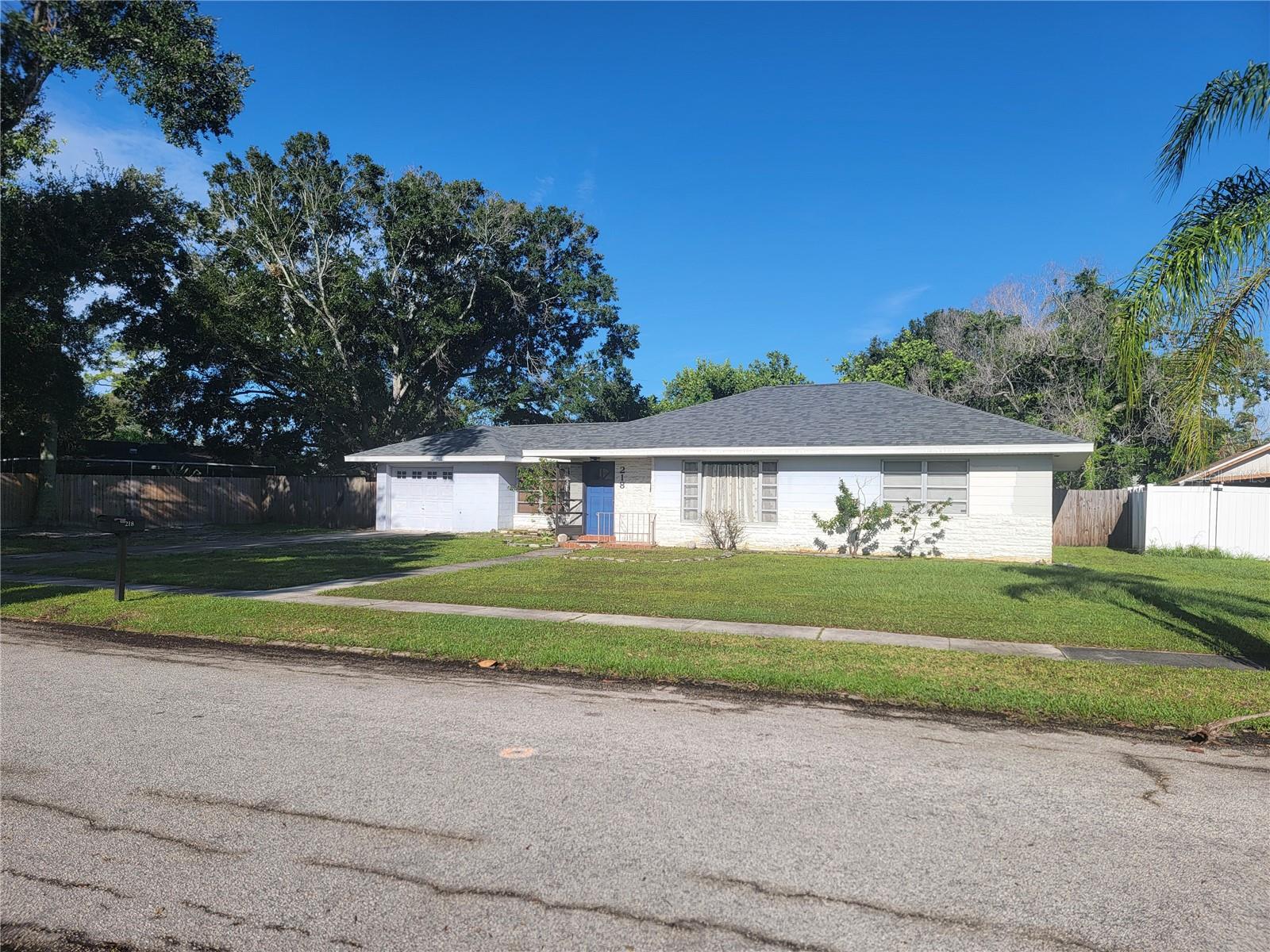 218 CRESCENT CT E - Photo 1