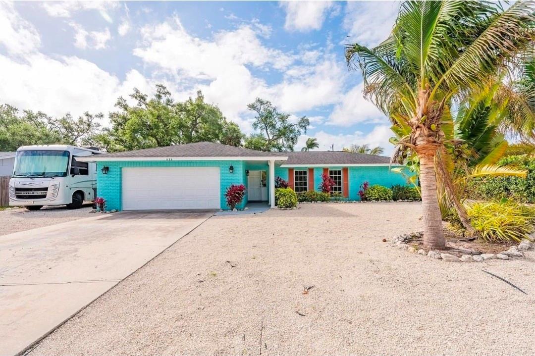 1133 MONTEZUMA DR - Photo 1