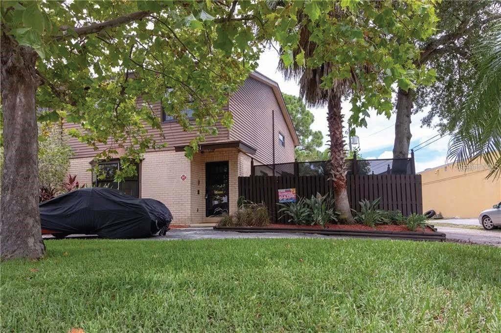 421 PALM AVE N - Photo 1