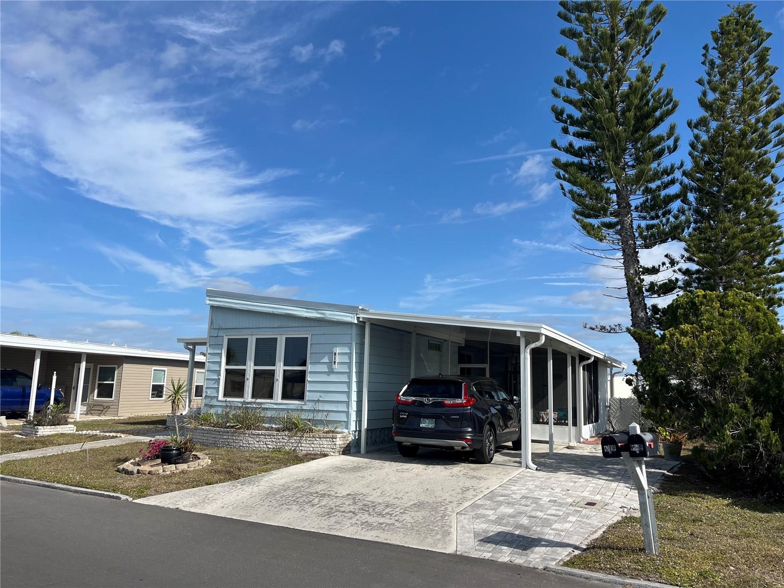 919 CORTINA BLVD - Photo 1
