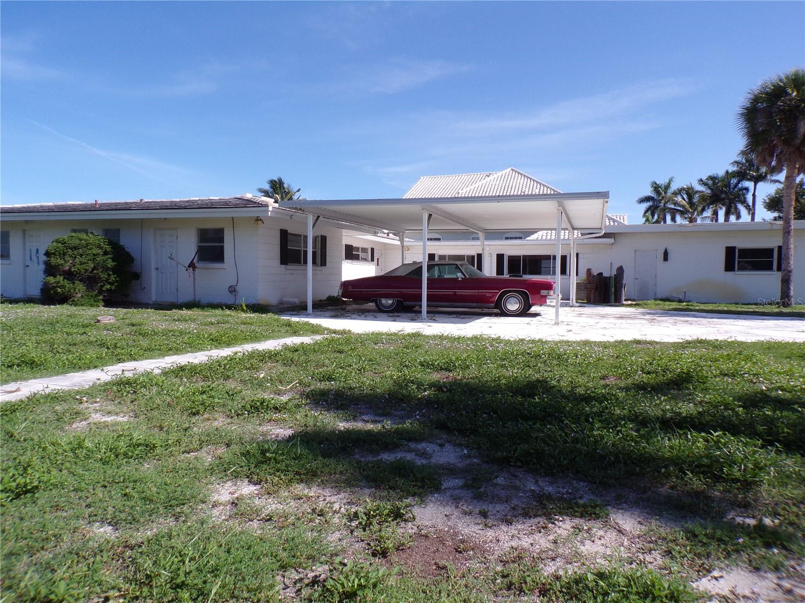 1124 SUNSET DR - Photo 1