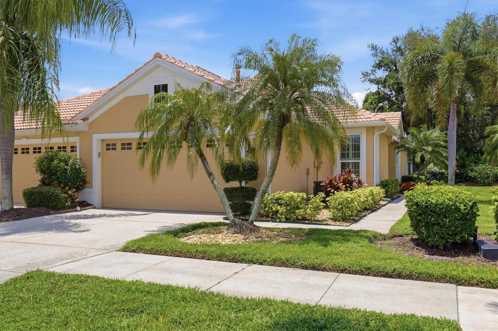 4939 WHISPERING OAKS DR - Photo 1