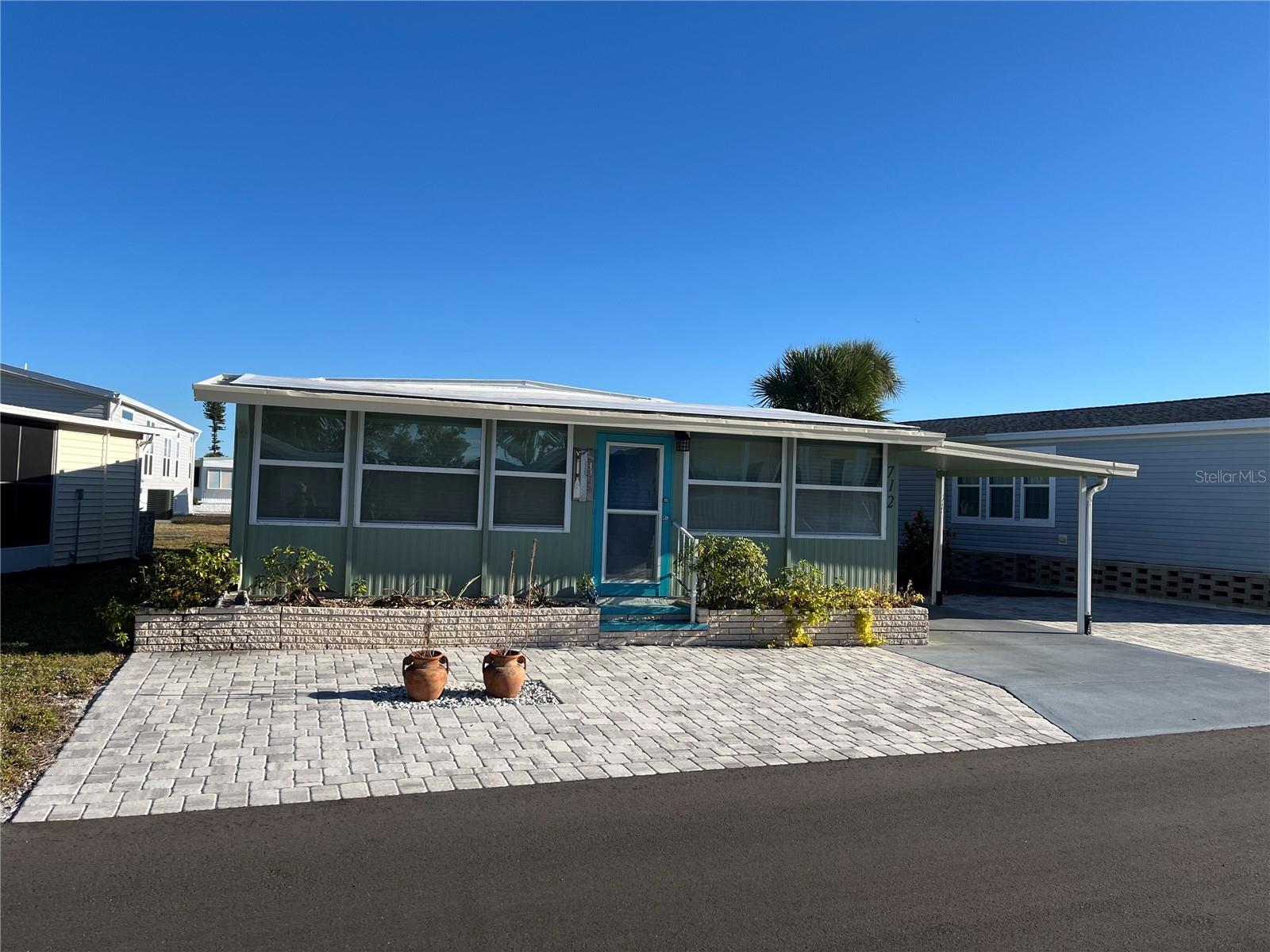 712 ROMA RD - Photo 1