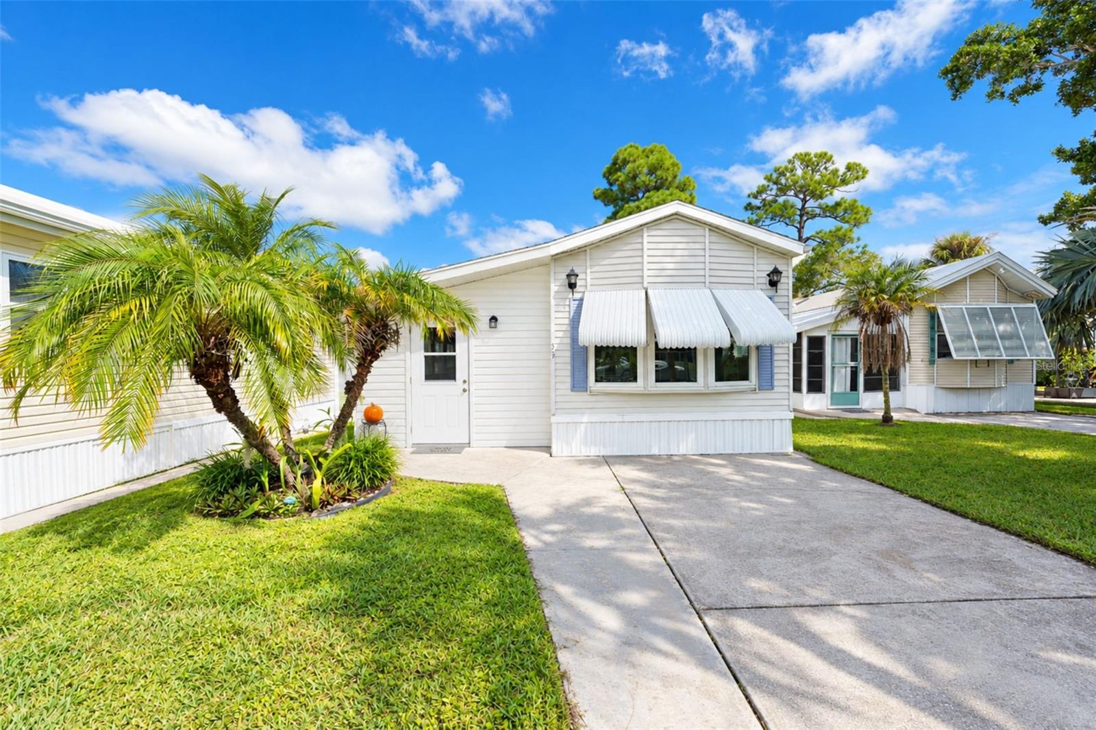 39 CROWN POINT DR - Photo 1