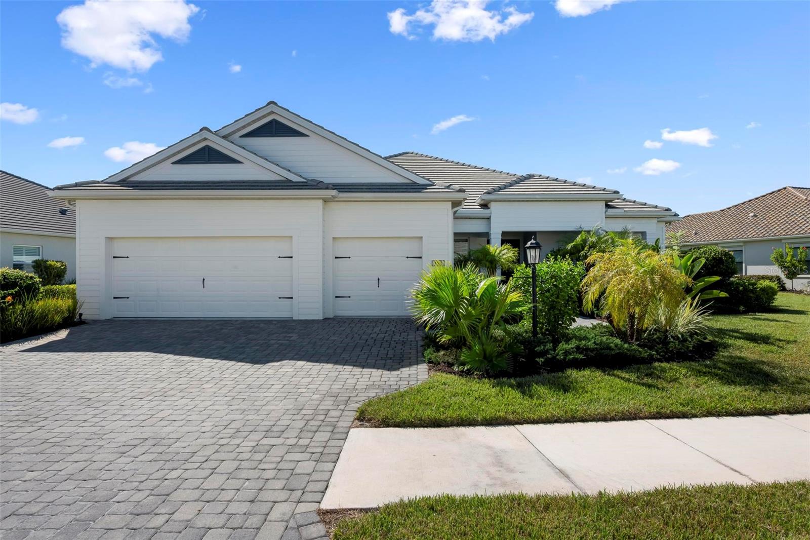 104 N CAYMAN ISLES BLVD - Photo 1