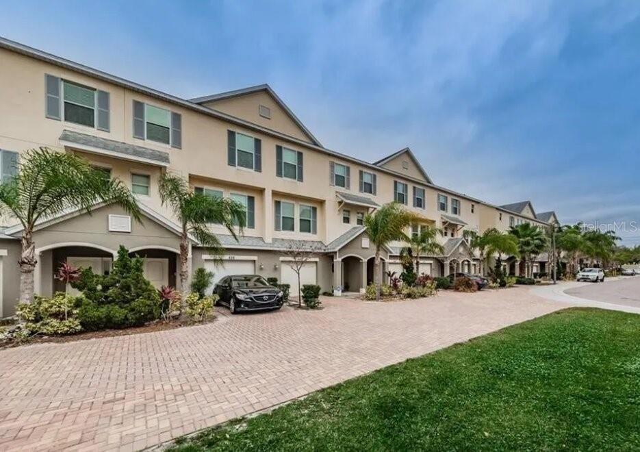 810 CALLISTA CAY LOOP - Photo 1