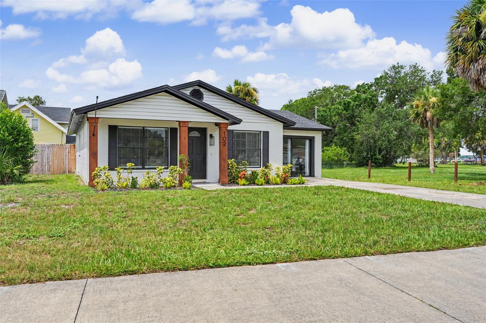 102 SHORE DR E - Photo 1