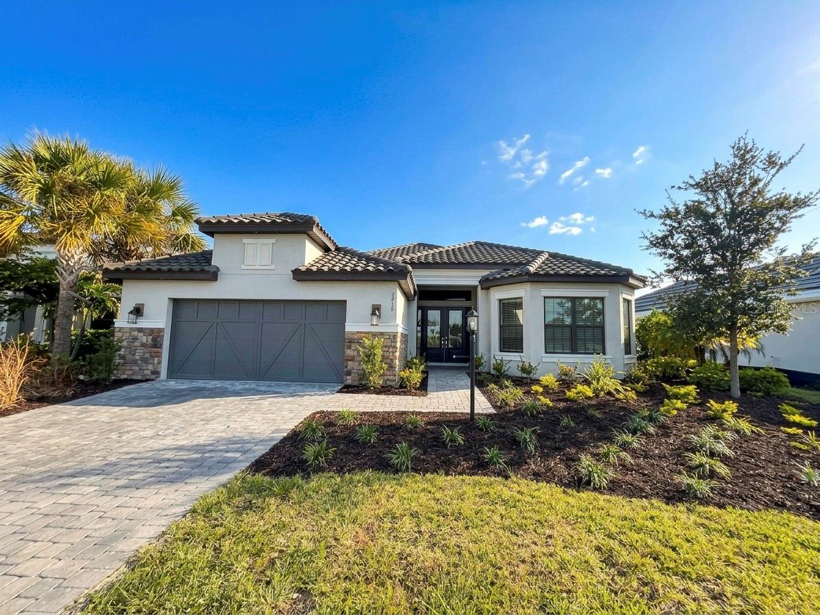 7716 MOONBEAM AVE - Photo 1