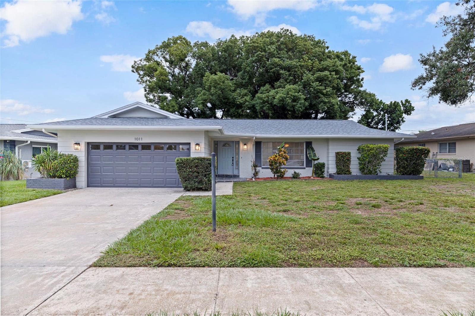 1011 MACRAE AVE - Photo 1