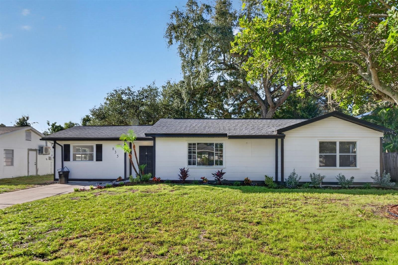835 POINSETTIA AVE - Photo 1