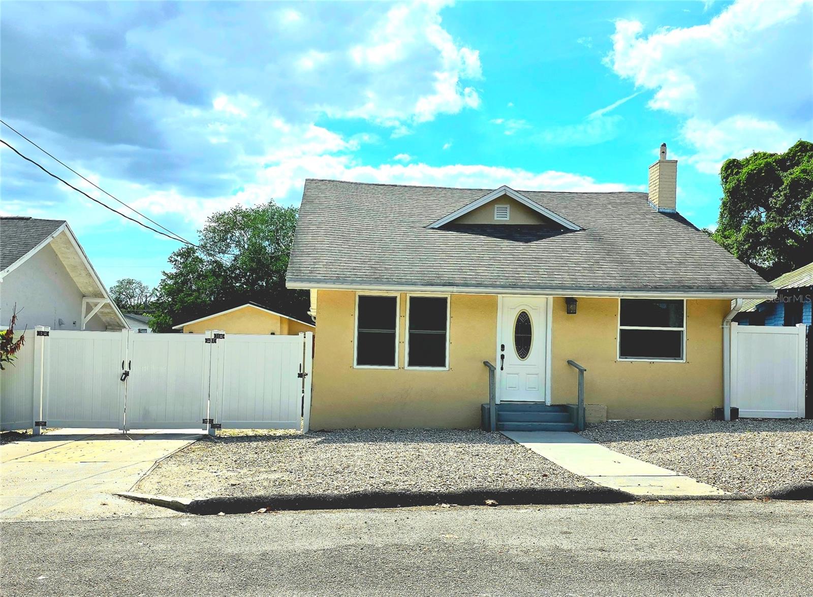 8514 N MITCHELL AVE - Photo 1