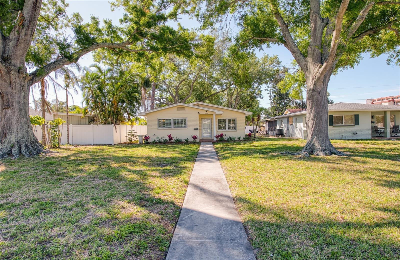 662 VILLAGRANDE AVE S - Photo 1