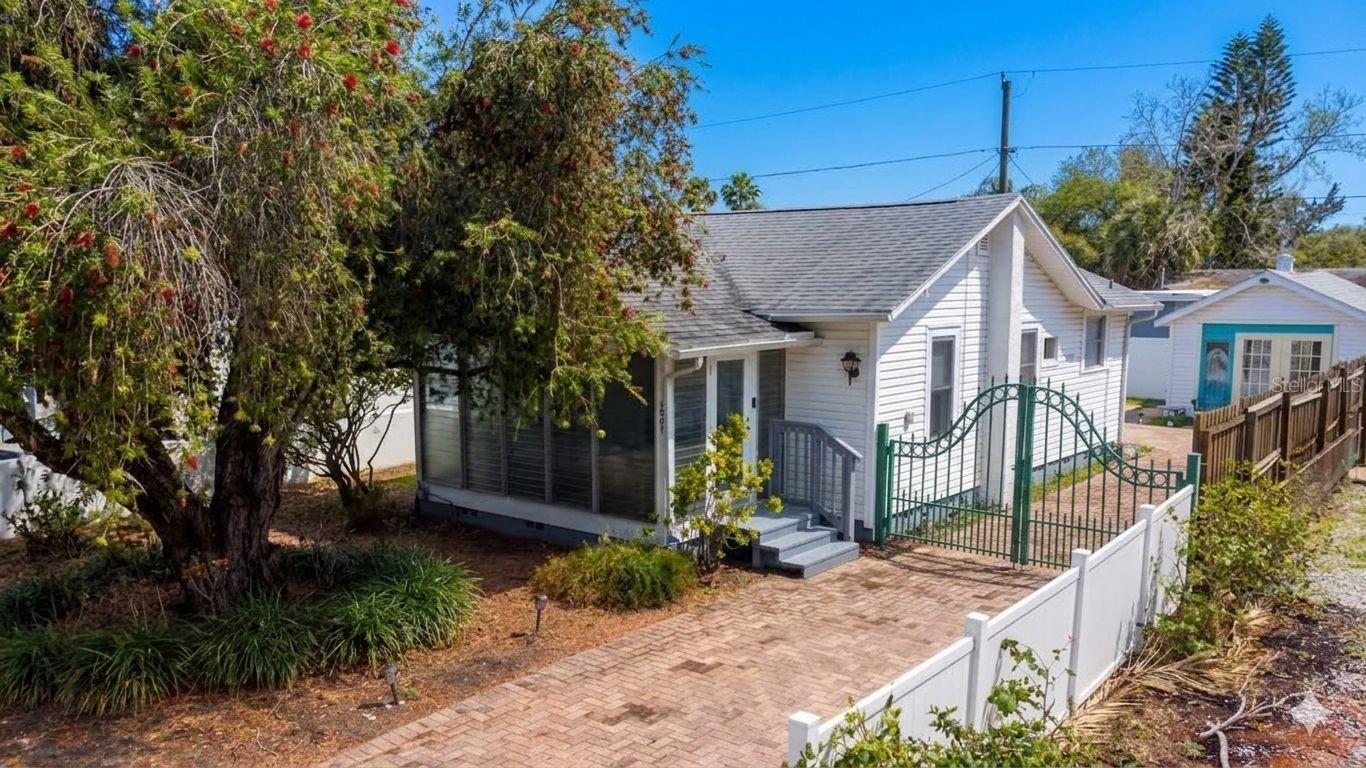 2907 CLINTON ST S - Photo 1