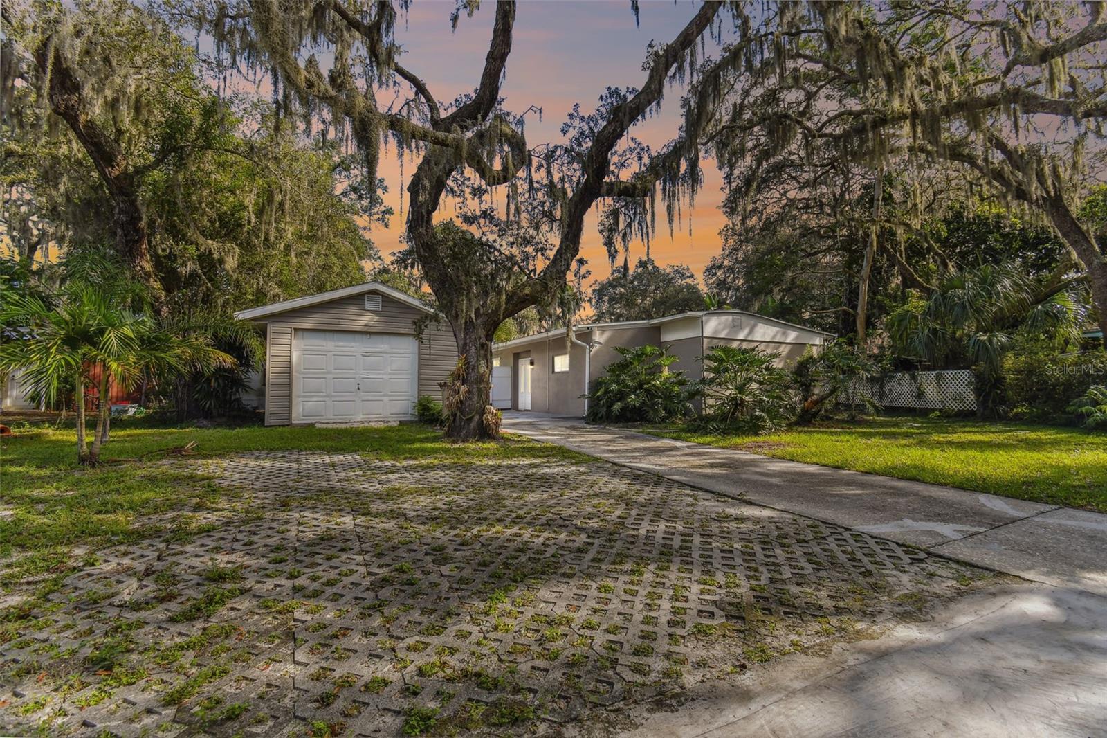 414 JOYCE AVE - Photo 1