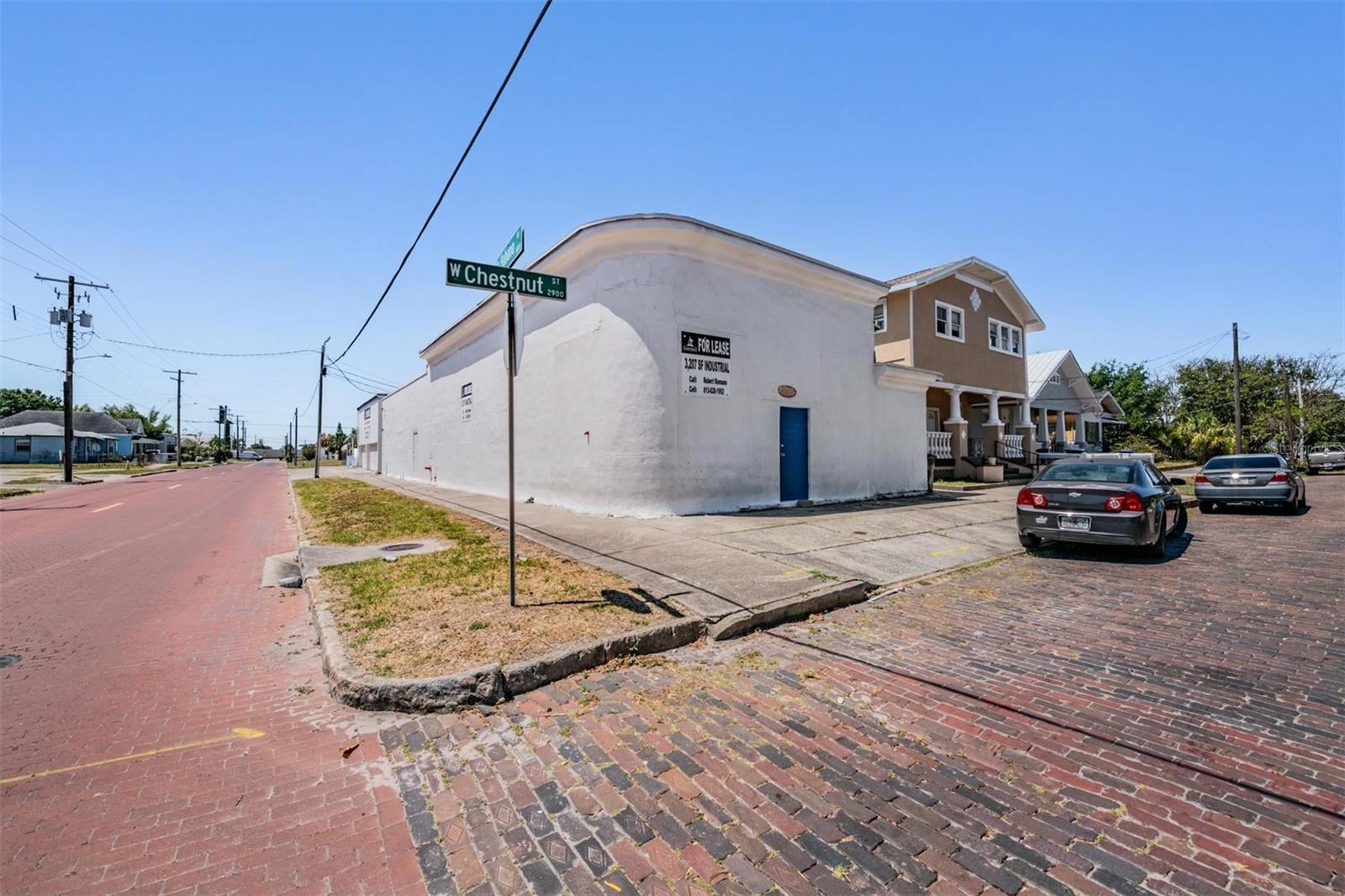 2902 W CHESTNUT ST - Photo 1