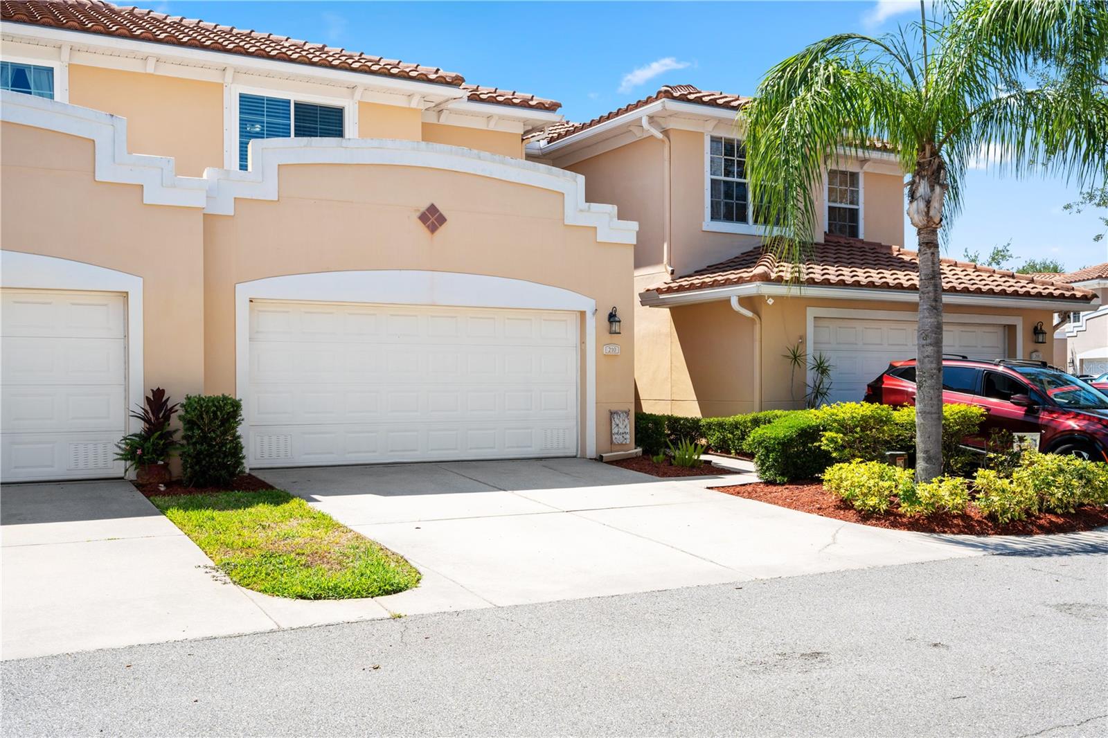 210 VALENCIA CIR - Photo 1