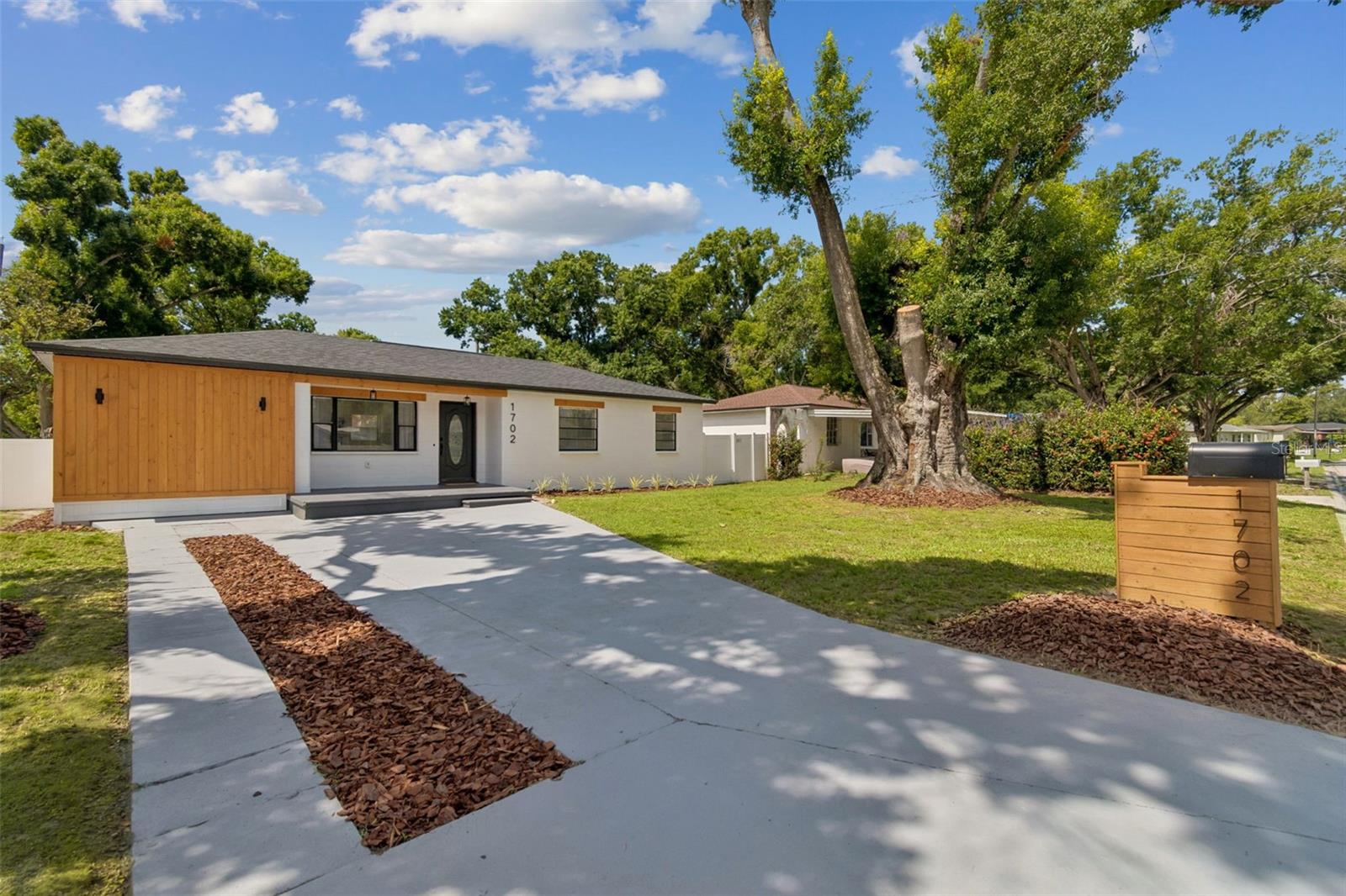 1702 W JOHNSTON AVE - Photo 1