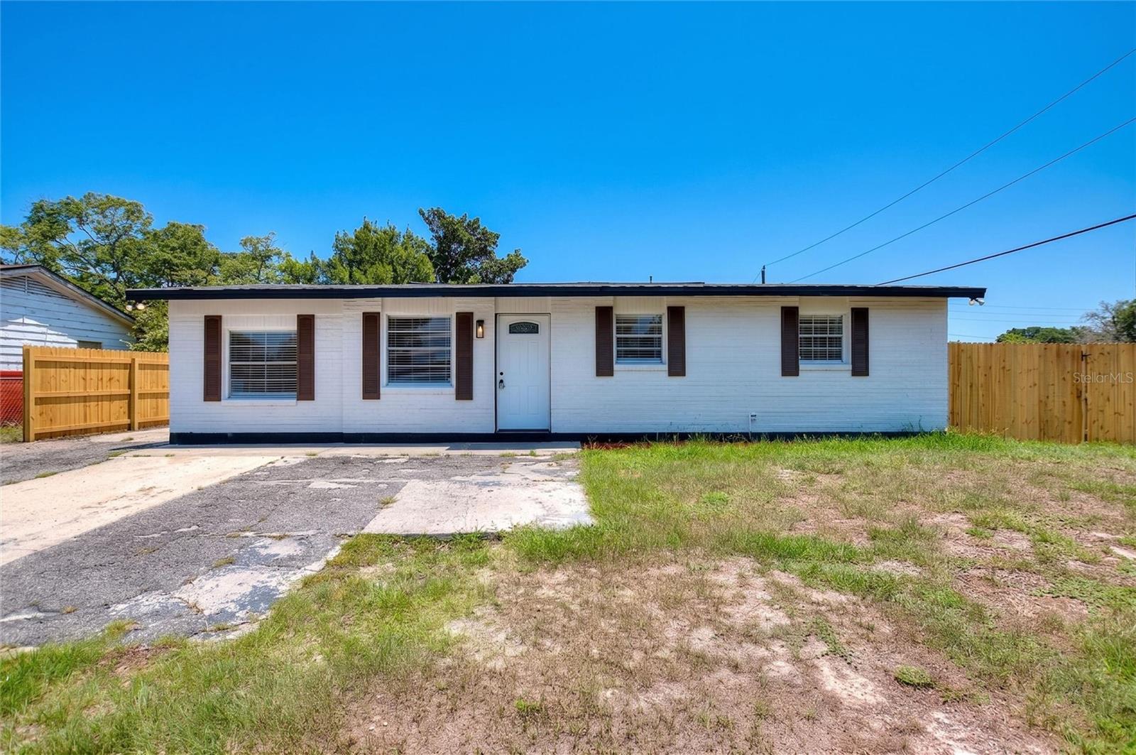 8204 ALLAMANDA AVE - Photo 1