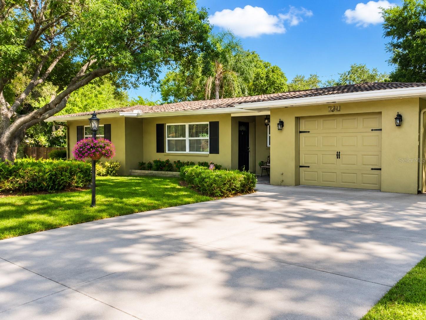 1637 WHITEWOOD DR - Photo 1