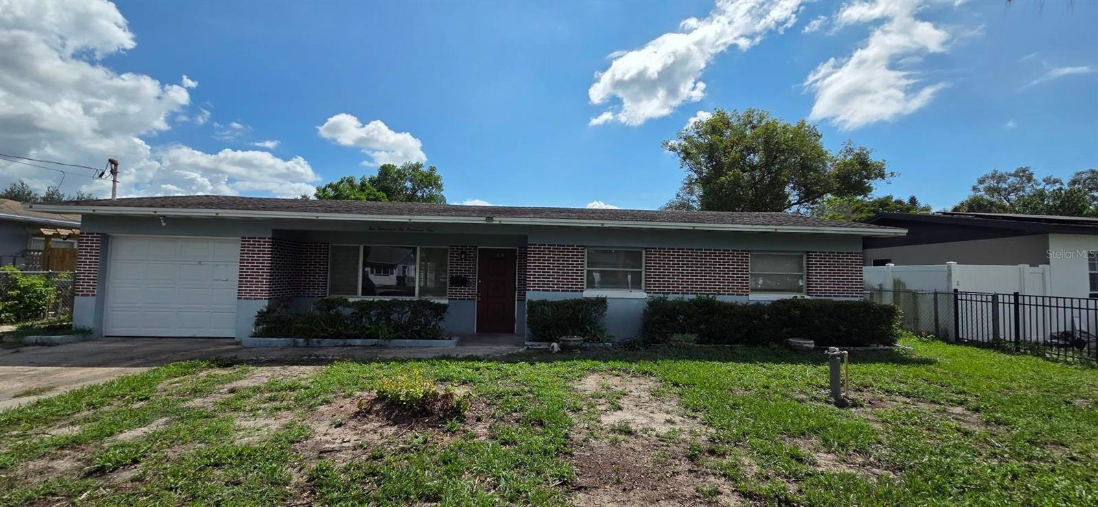 10209 N VALLE DR - Photo 1