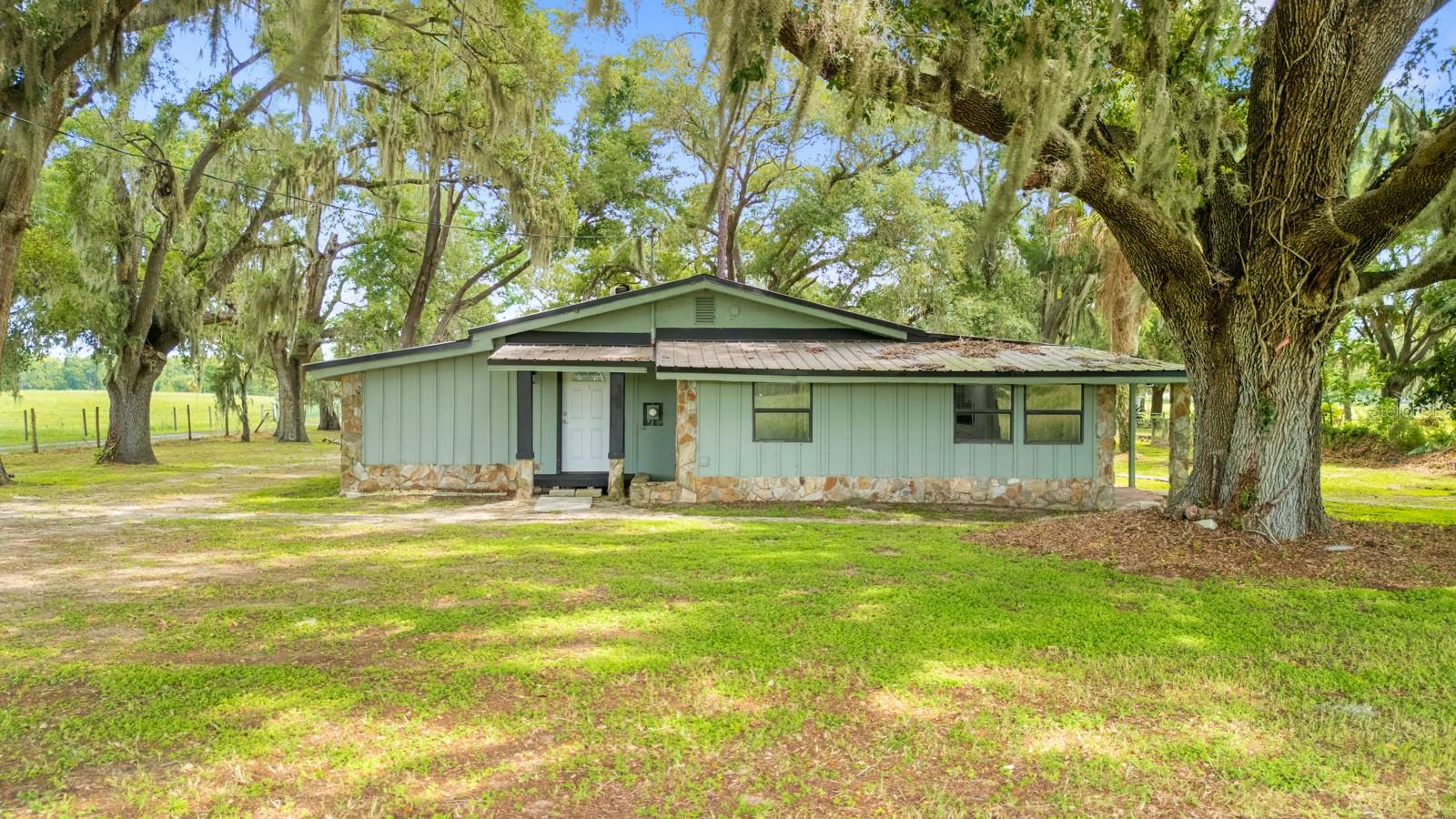 12616 THONOTOSASSA RD - Photo 1